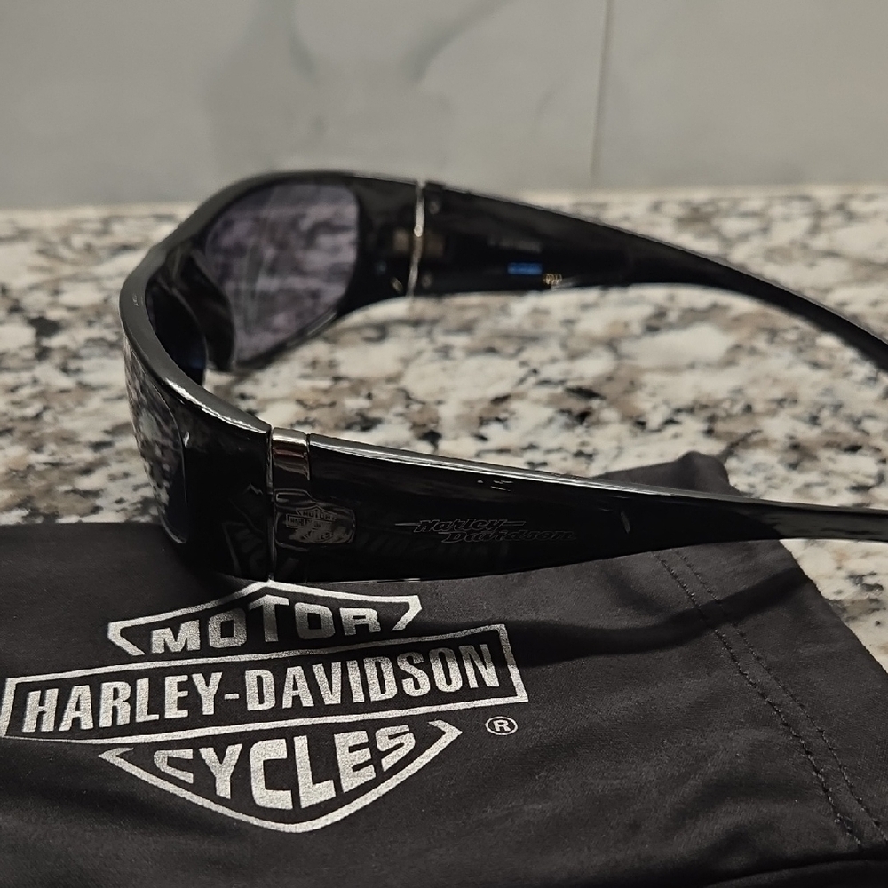 Harley-Davidson Men's Black Sunglasses with Dark Gray Lenses - Picture 2 of 2